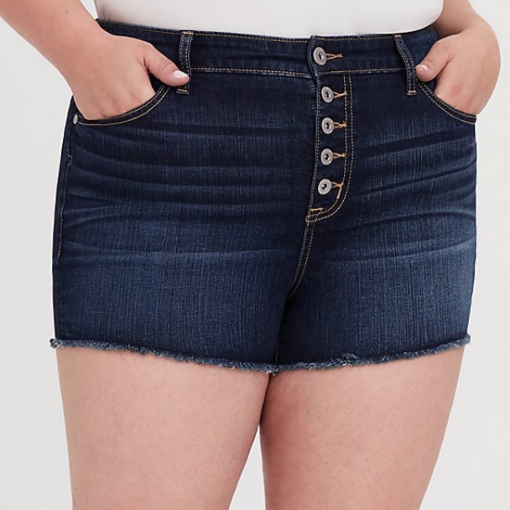 TORRID HIGH RISE SHORT SHORT - VINTAGE STRETCH DARK WASH